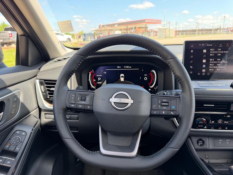 Nissan Rogue Vehicle Full-screen Gallery Image 12