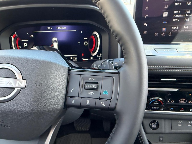 Nissan Rogue Vehicle Full-screen Gallery Image 14