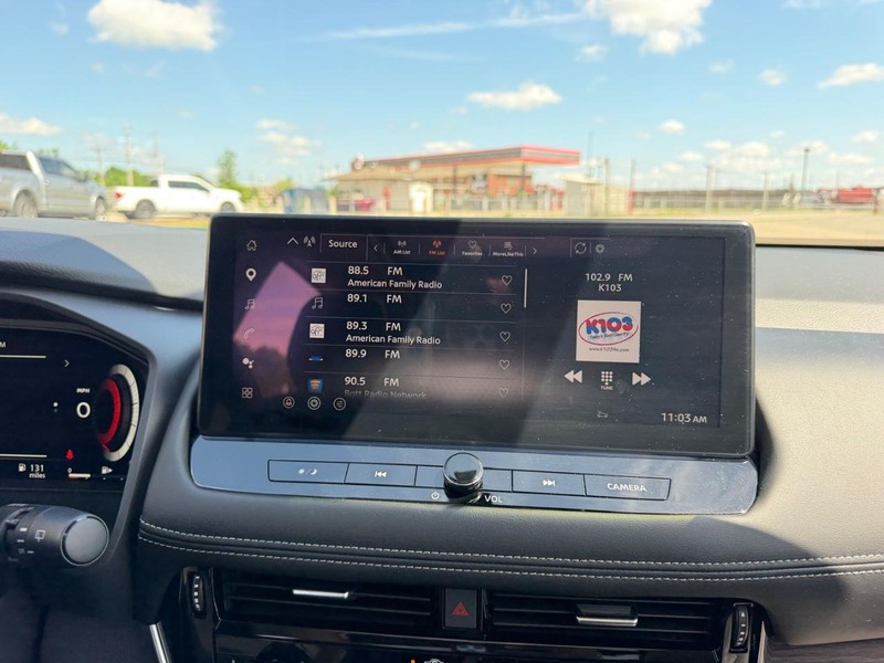 Nissan Rogue Vehicle Full-screen Gallery Image 15