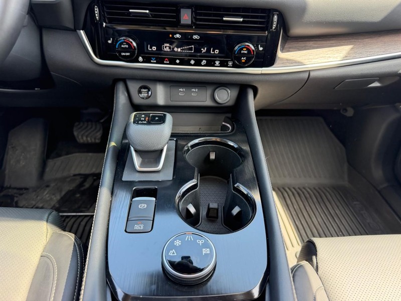 Nissan Rogue Vehicle Full-screen Gallery Image 17
