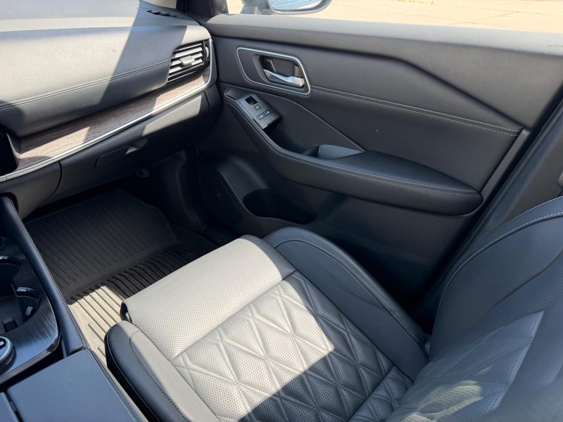 Nissan Rogue Vehicle Full-screen Gallery Image 18