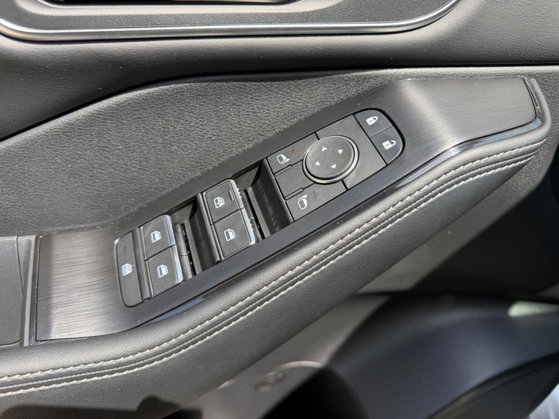 Nissan Rogue Vehicle Full-screen Gallery Image 19