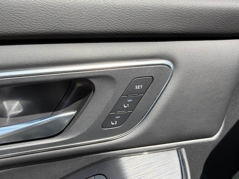 Nissan Rogue Vehicle Full-screen Gallery Image 20