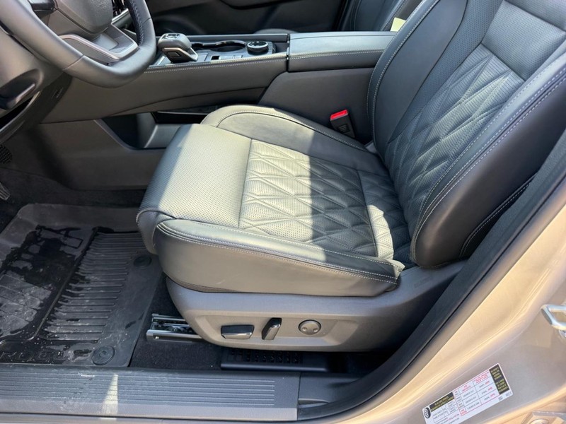 Nissan Rogue Vehicle Full-screen Gallery Image 21