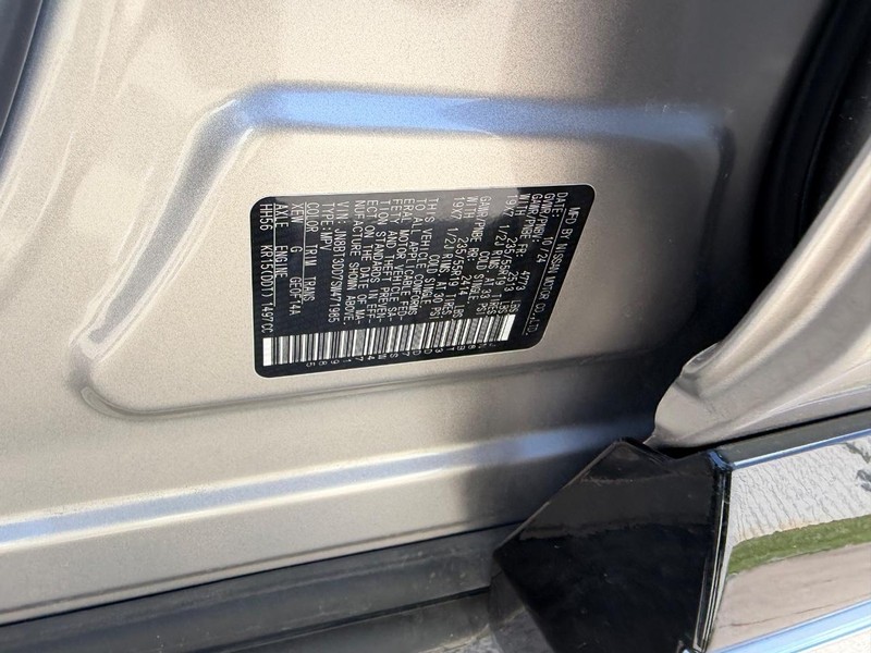 Nissan Rogue Vehicle Full-screen Gallery Image 24