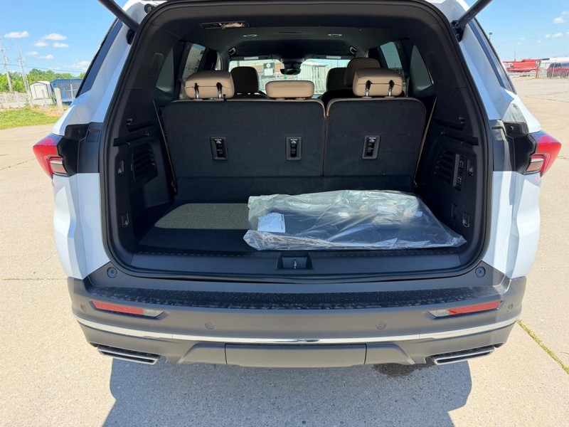Buick Enclave Vehicle Full-screen Gallery Image 5