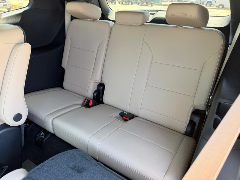 Buick Enclave Vehicle Full-screen Gallery Image 8