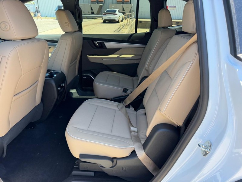 Buick Enclave Vehicle Full-screen Gallery Image 9