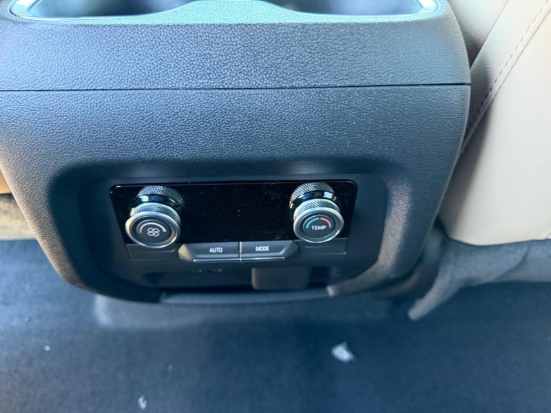 Buick Enclave Vehicle Full-screen Gallery Image 10