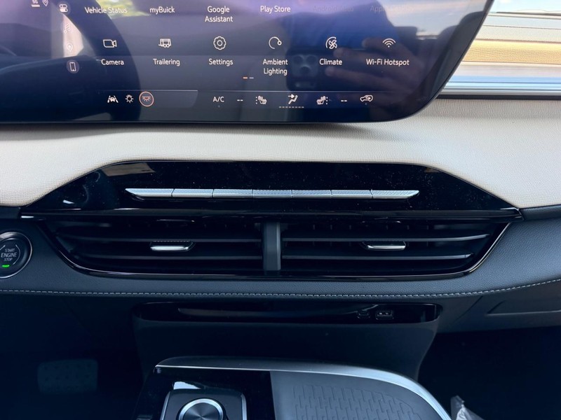 Buick Enclave Vehicle Full-screen Gallery Image 17