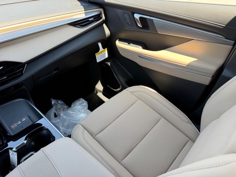 Buick Enclave Vehicle Full-screen Gallery Image 18
