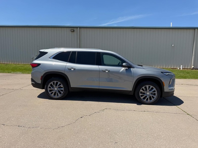 Buick Enclave Vehicle Full-screen Gallery Image 2