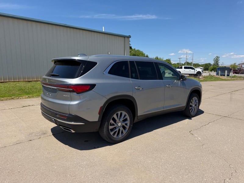 Buick Enclave Vehicle Full-screen Gallery Image 3