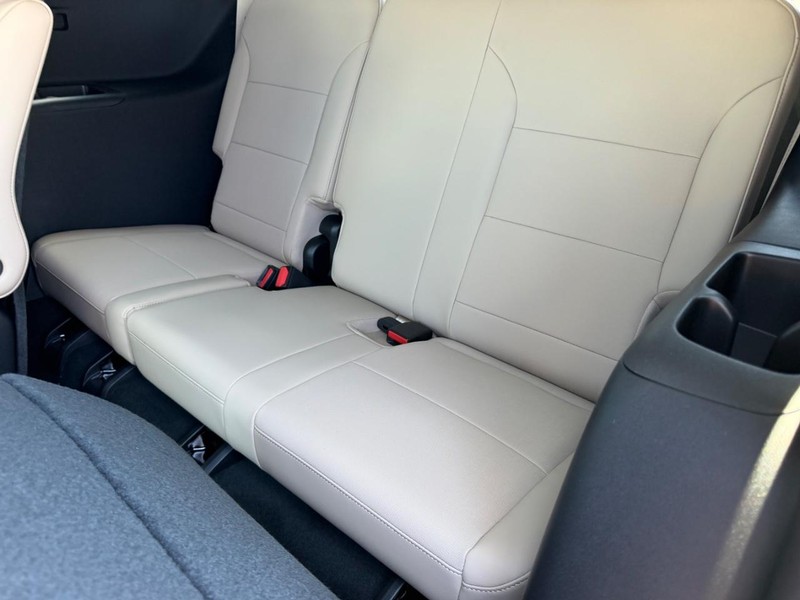 Buick Enclave Vehicle Full-screen Gallery Image 8