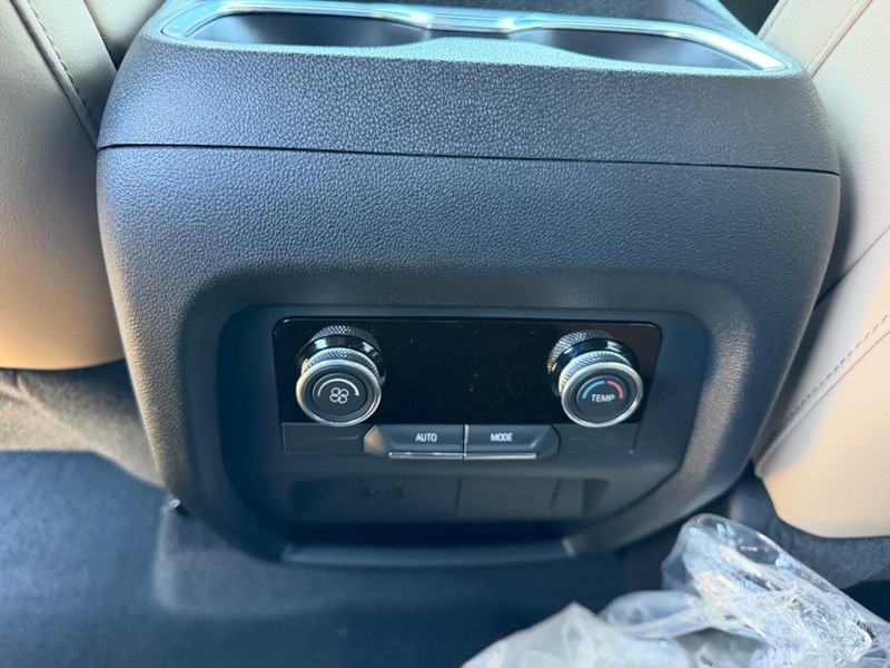 Buick Enclave Vehicle Full-screen Gallery Image 10