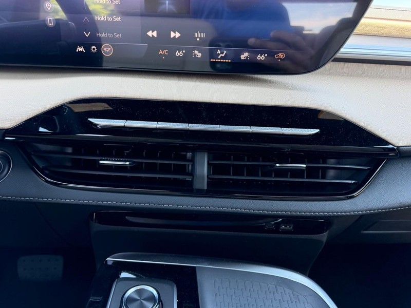 Buick Enclave Vehicle Full-screen Gallery Image 17