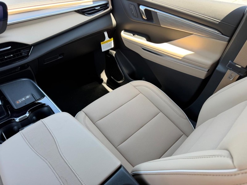 Buick Enclave Vehicle Full-screen Gallery Image 18