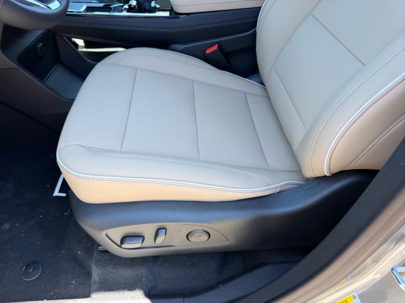 Buick Enclave Vehicle Full-screen Gallery Image 20