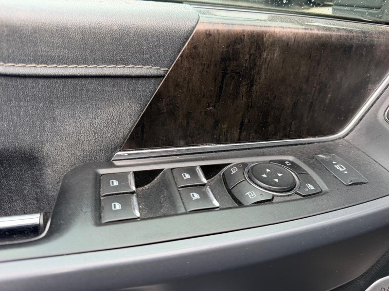 Ford F-150 Vehicle Full-screen Gallery Image 16