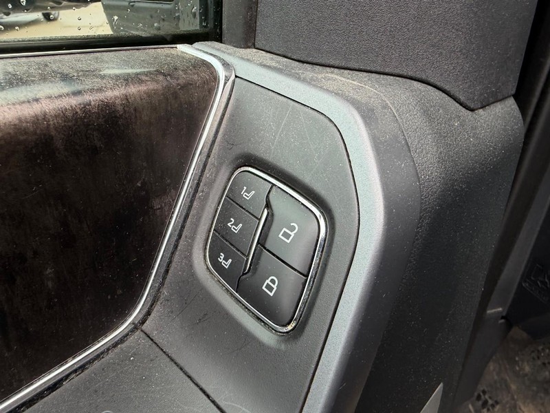 Ford F-150 Vehicle Full-screen Gallery Image 17