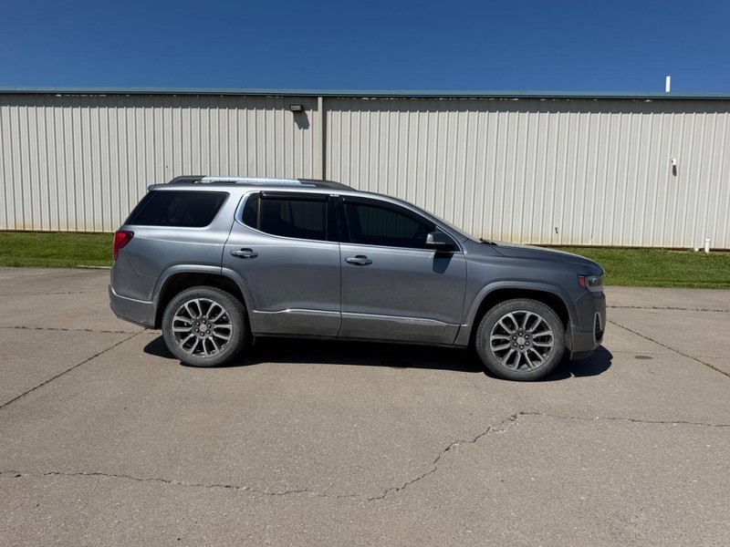 GMC Acadia Vehicle Full-screen Gallery Image 2