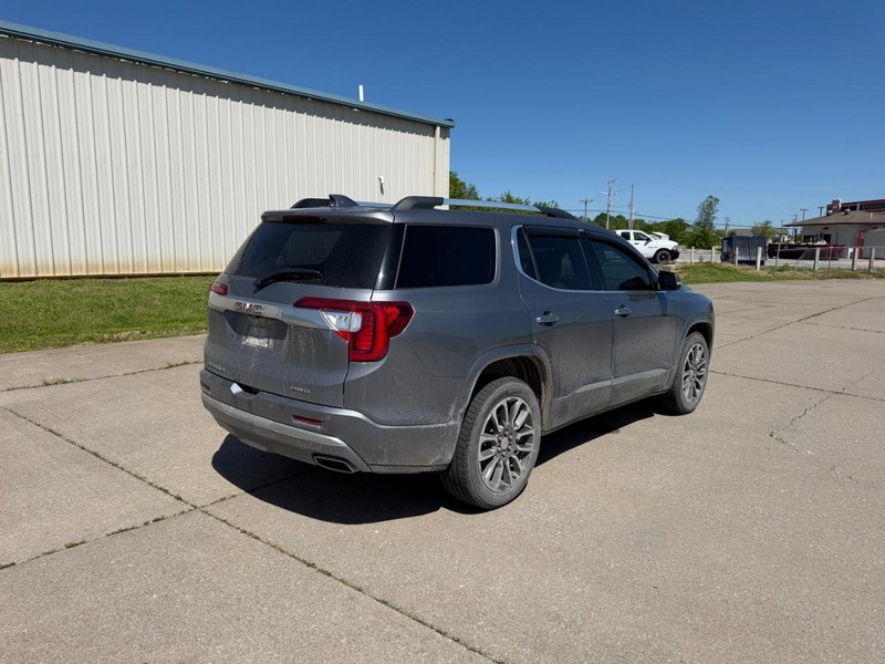 GMC Acadia Vehicle Full-screen Gallery Image 3