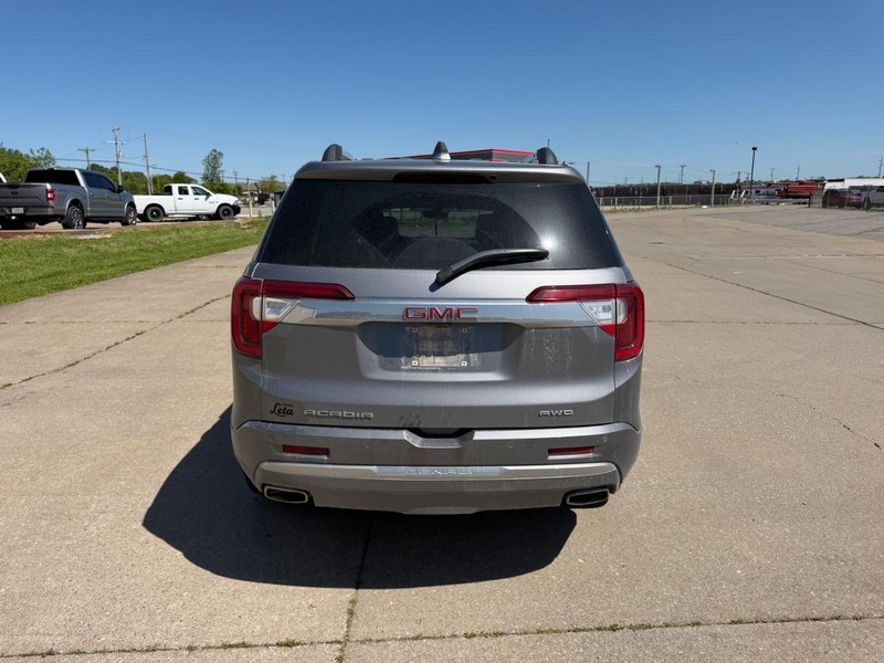 GMC Acadia Vehicle Full-screen Gallery Image 4