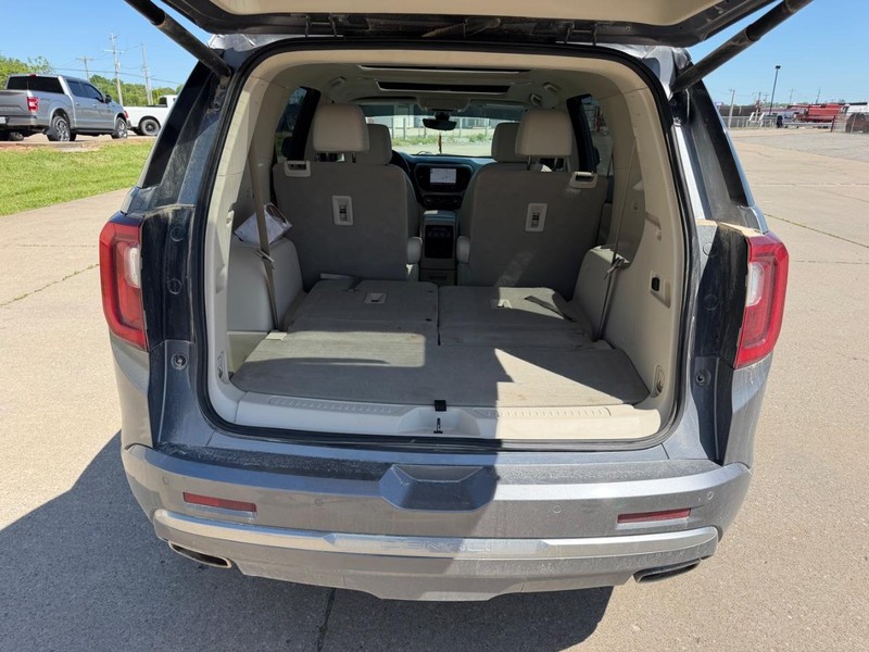 GMC Acadia Vehicle Full-screen Gallery Image 5
