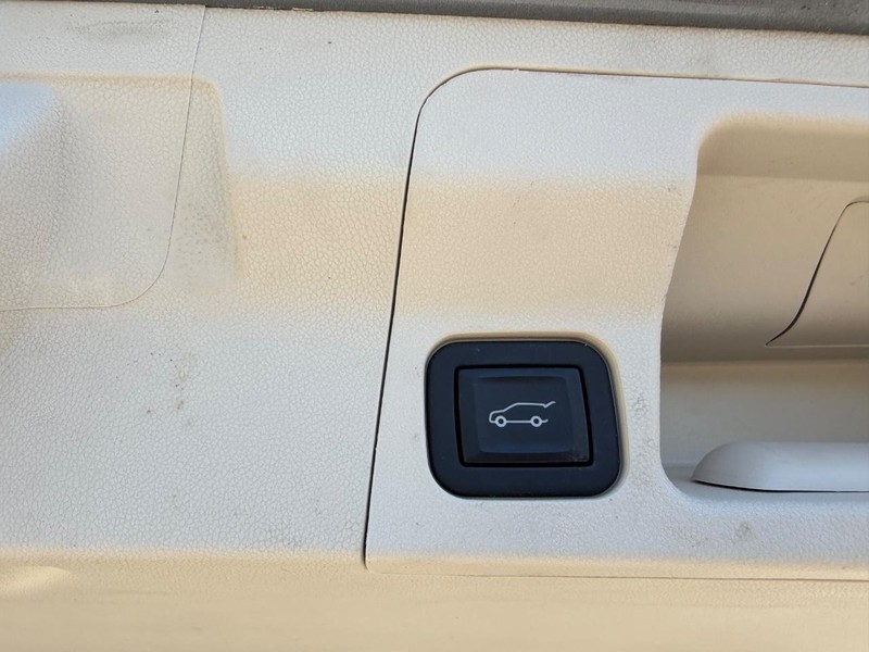 GMC Acadia Vehicle Full-screen Gallery Image 6