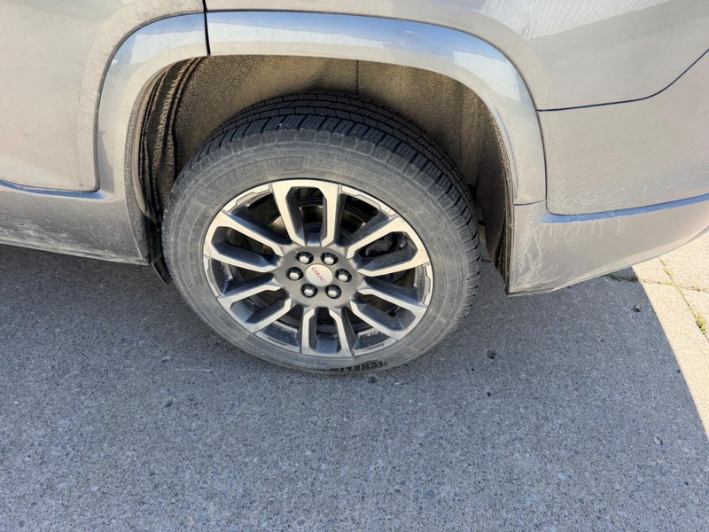 GMC Acadia Vehicle Full-screen Gallery Image 7