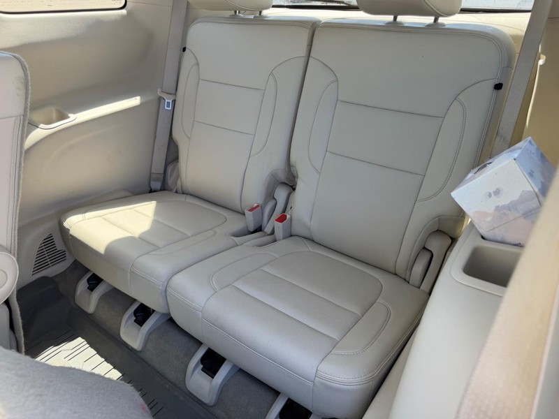 GMC Acadia Vehicle Full-screen Gallery Image 8