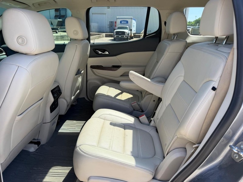 GMC Acadia Vehicle Full-screen Gallery Image 9