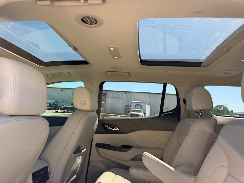 GMC Acadia Vehicle Full-screen Gallery Image 10