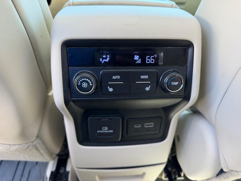 GMC Acadia Vehicle Full-screen Gallery Image 11