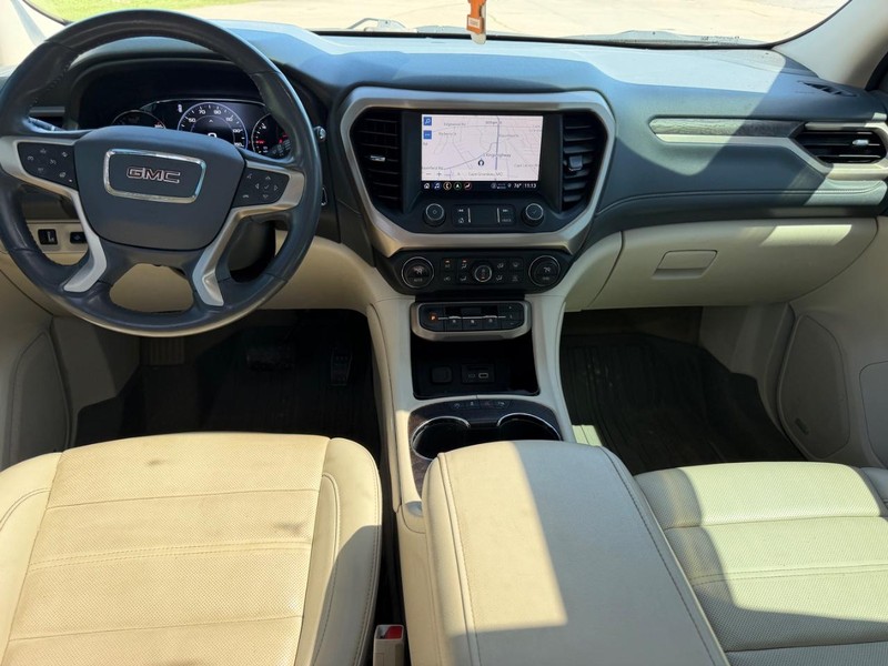 GMC Acadia Vehicle Full-screen Gallery Image 12