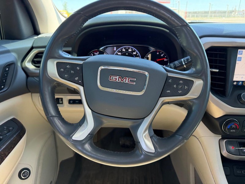 GMC Acadia Vehicle Full-screen Gallery Image 13