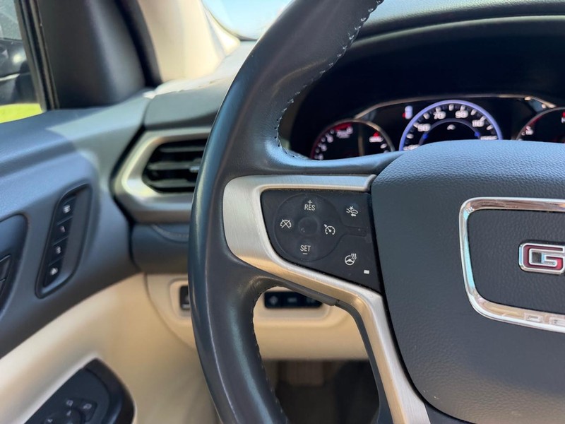 GMC Acadia Vehicle Full-screen Gallery Image 14