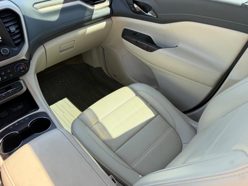 GMC Acadia Vehicle Full-screen Gallery Image 18