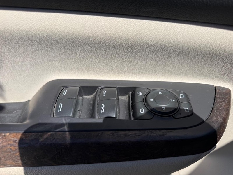 GMC Acadia Vehicle Full-screen Gallery Image 19