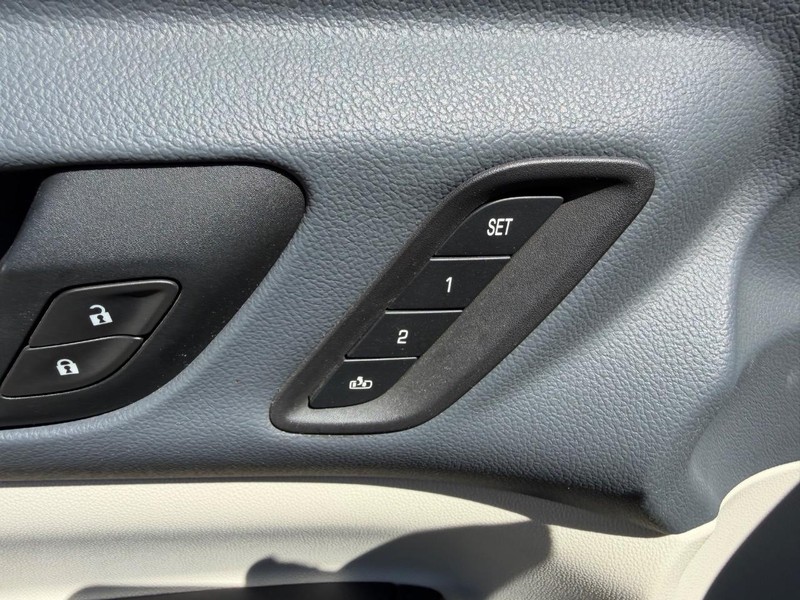GMC Acadia Vehicle Full-screen Gallery Image 20