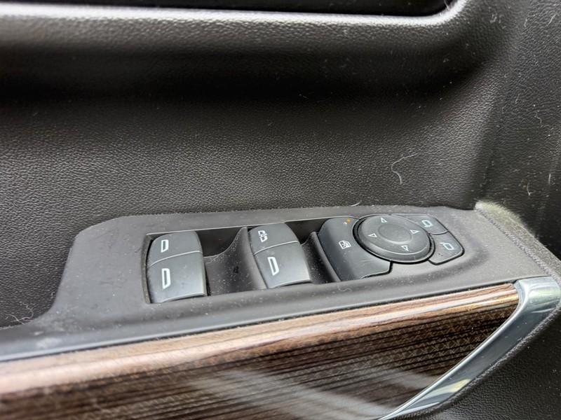 Chevrolet Silverado 1500 Vehicle Full-screen Gallery Image 15