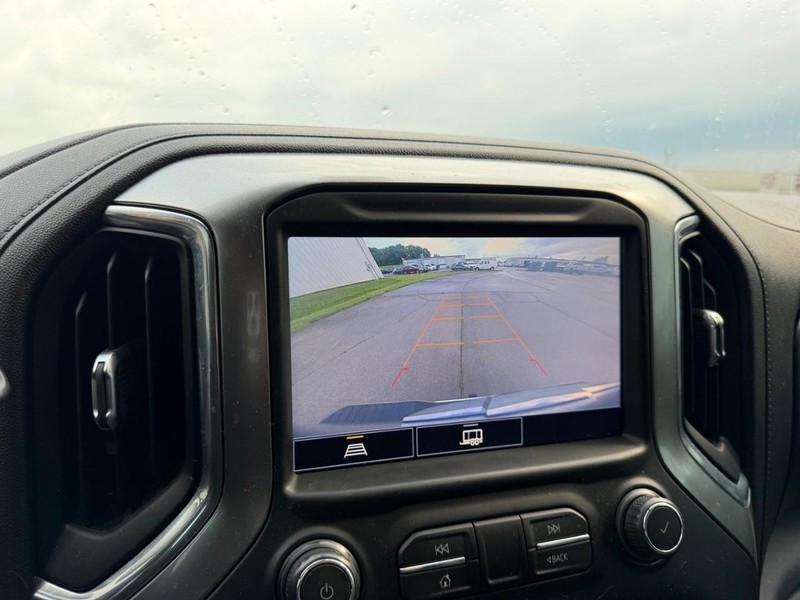 Chevrolet Silverado 1500 Vehicle Full-screen Gallery Image 18