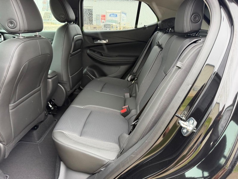 Buick Encore GX Vehicle Full-screen Gallery Image 7