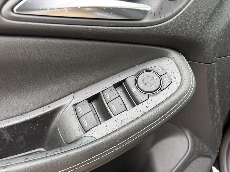 Buick Encore GX Vehicle Full-screen Gallery Image 16