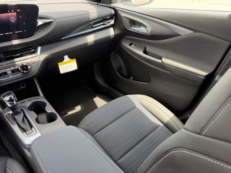 Buick Envista Vehicle Full-screen Gallery Image 15