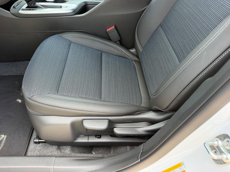 Buick Envista Vehicle Full-screen Gallery Image 17