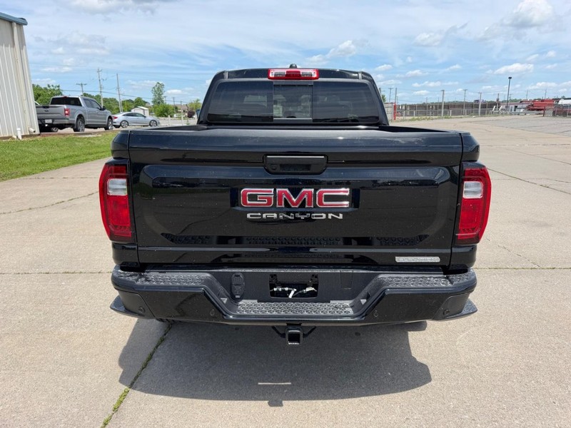 GMC Canyon Vehicle Full-screen Gallery Image 4