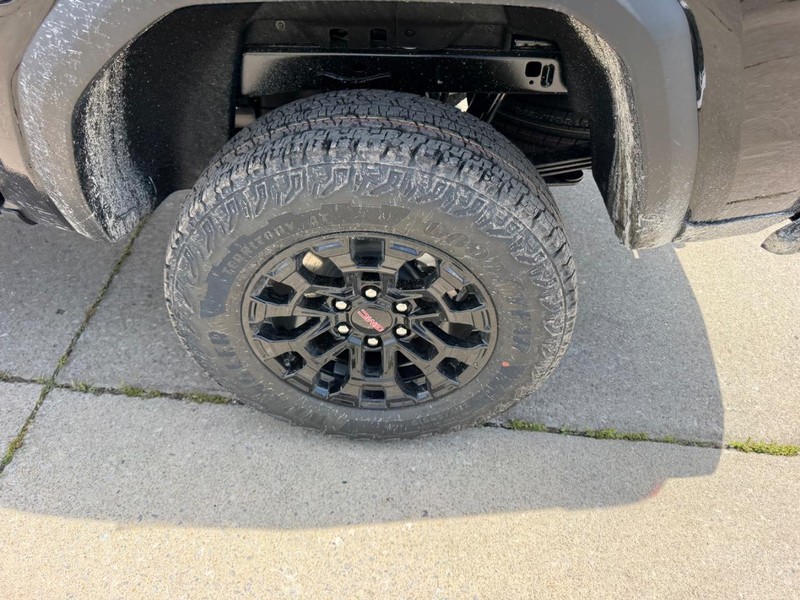 GMC Canyon Vehicle Full-screen Gallery Image 6