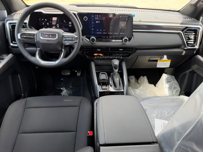 GMC Canyon Vehicle Full-screen Gallery Image 8