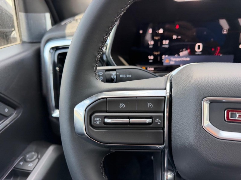 GMC Canyon Vehicle Full-screen Gallery Image 10